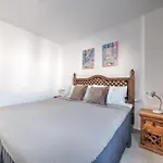 Deluxe House With Roof Terrace And Pool
