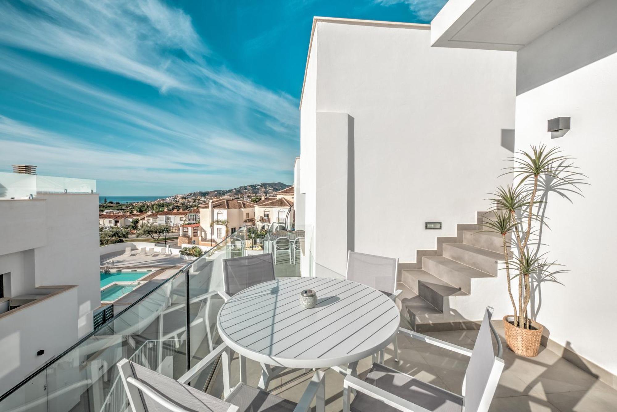 Deluxe House With Roof Terrace And Pool Villa