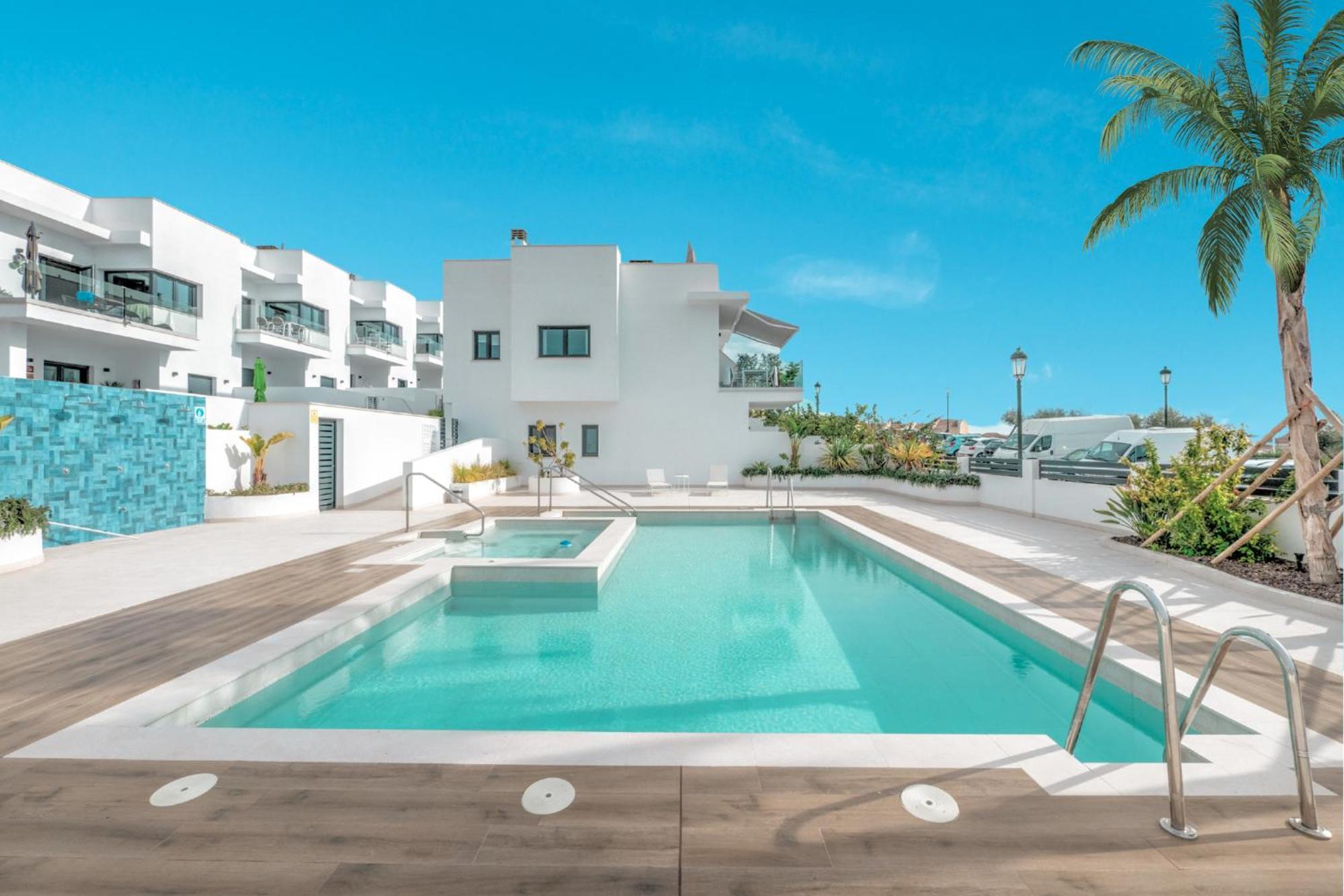 Deluxe House With Roof Terrace And Pool Villa